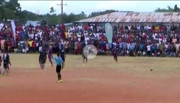 ВИДЕО ДНЯ: Болельщики устроили вакханалию после небывалого курьеза на футболе в Танзании
