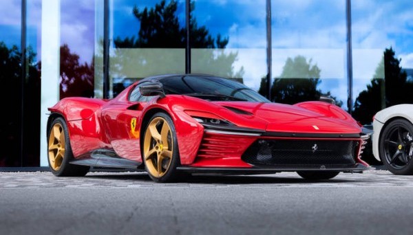 Новая машина Роналду: звездный португалец купил Ferrari за космическую сумму