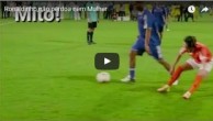 Изящный прием Роналдиньо, уложивший футболистку на газон