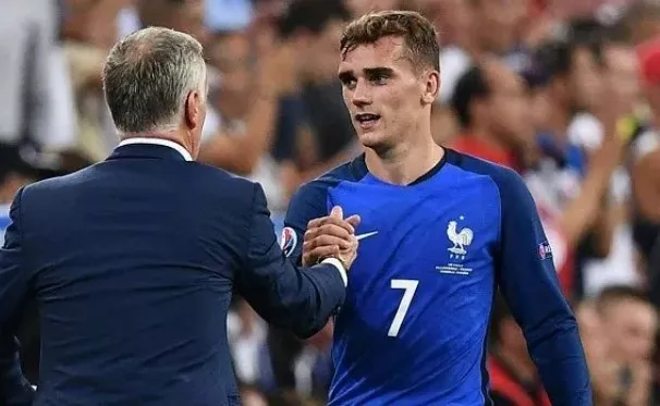 В сборной Франции скандал: известны детали конфликта тренера и футболиста